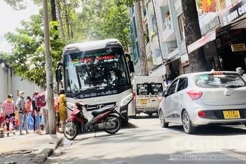 Hàng loạt xe khách dừng đỗ sai quy định bị phạt ở khu Chợ Lớn