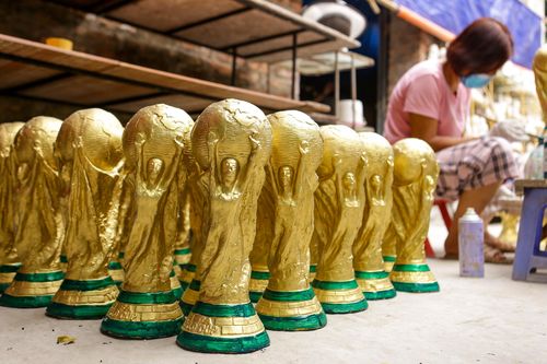 Xem người làng gốm Bát Tràng sản xuất cúp vàng World Cup 2022