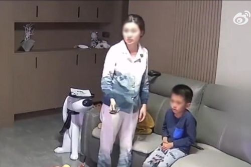 Cậu bé mê tivi không tắm rửa học hành, hình phạt của bố mẹ gây ý kiến trái chiều
