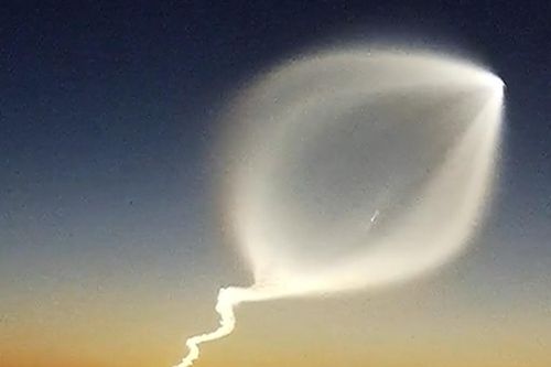 'UFO' hình con sứa phát sáng trên bầu trời ở Trung Quốc
