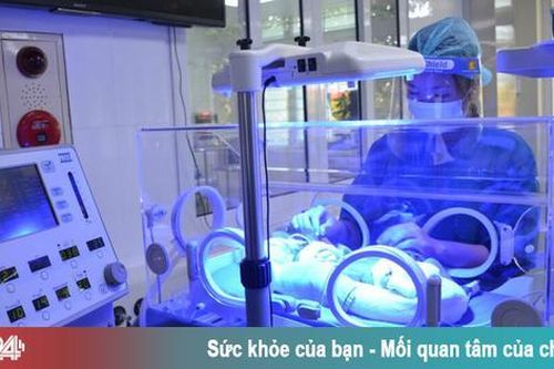 Huy động nhân lực cứu sống bé sơ sinh non tháng bị suy hô hấp, ruột nằm trên ngực trái