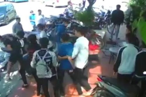 Xác minh nhóm học sinh cấp 3 đánh nhau ở quán cà phê sau giờ tan học