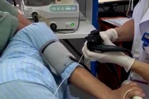 Ăn 1kg hồng giòn, người đàn ông chảy máu dạ dày