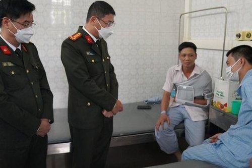 Tài xế chở gỗ lậu chèn ép xe cảnh sát giao thông làm 2 chiến sĩ bị thương