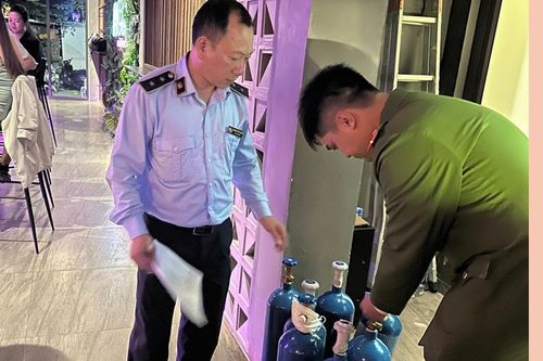 Bắt quả tang nhân viên đang bán 'bóng cười' cho khách