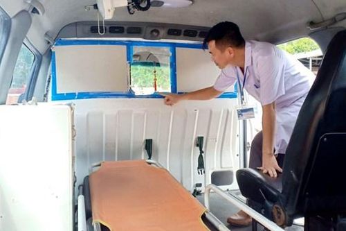 Hà Tĩnh: Tài xế xe cứu thương bị người nhà bệnh nhân đe dọa, đập vỡ kính xe