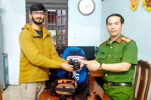 Người đàn ông ngoại quốc mất túi đồ sau khi đi vệ sinh