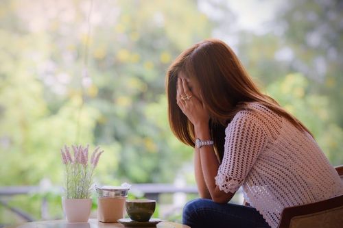 Người phụ nữ đau đầu, buồn nôn suốt 3 tháng