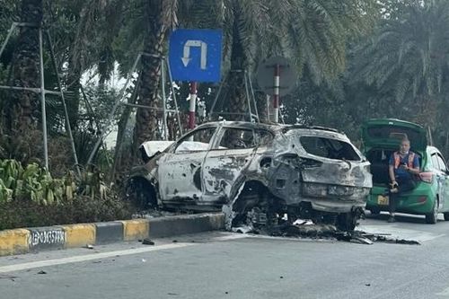 Hà Nội: Ô tô tông vào dải phân cách rồi bốc cháy trơ khung