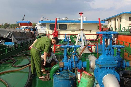 Bắt thuyền trưởng cùng 4 thuyền viên hút trộm xăng trên sông Đồng Nai