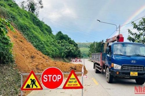 Tiếp tục sạt lở núi trên tuyến giao thông huyện Sơn Tây, tỉnh Quảng Ngãi
