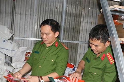 Phát hiện cơ sở tự đóng gói bánh kẹo không rõ nguồn gốc