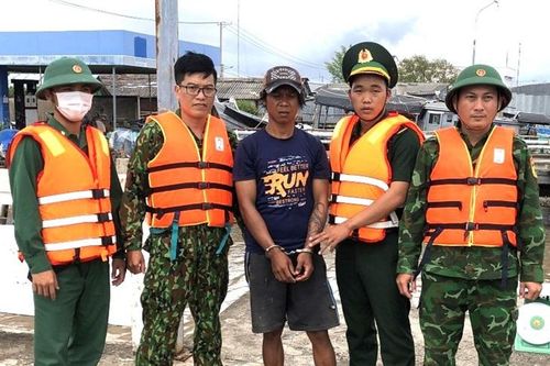 Bắt đối tượng có lệnh truy nã trốn trên tàu cá của ngư dân
