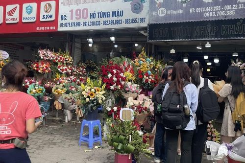 Nhộn nhịp thị trường hoa ngày 20/11