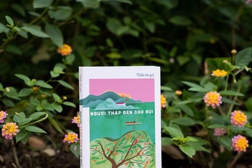 'Người thắp đèn cho núi'