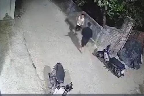 Bị nhắc tiểu bậy, đối tượng rút dao đâm chủ nhà trọng thương