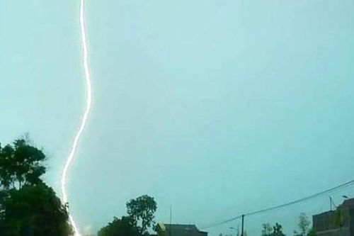Ba người trong một gia đình thương vong vì sét đánh