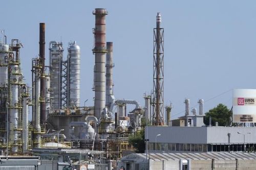 Lukoil bị ép duy trì hoạt động tại Ý