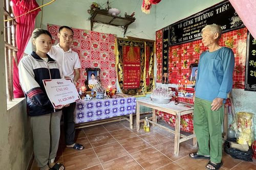 Trao hơn 30 triệu đồng đến 3 chị em mồ côi ở Nghệ An