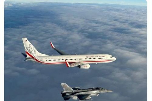 Đội bóng đá Ba Lan được tiêm kích F-16 hộ tống đến World Cup