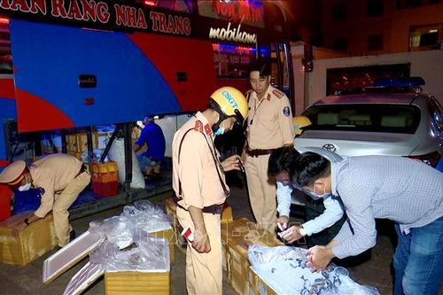 Phát hiện nhiều phương tiện vận chuyển tôm chứa tạp chất