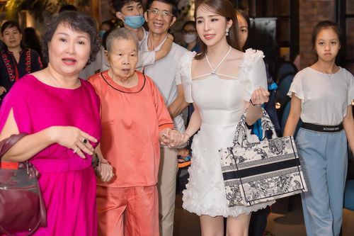 Mang túi xách sang chảnh nhưng 'cá sấu chúa' Quỳnh Nga bị dân mạng bóc mẽ điểm này