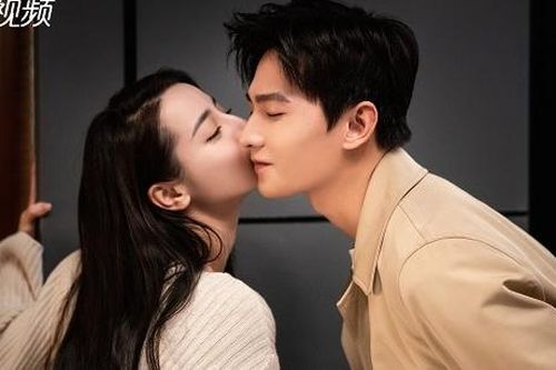 Địch Lệ Nhiệt Ba sắp quay lại với 'người yêu cũ', tin yêu Dương Dương là giả?
