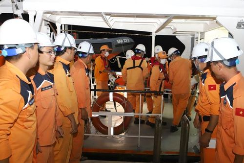 Cứu nạn 2 thuyền viên người nước ngoài bị nạn trên biển