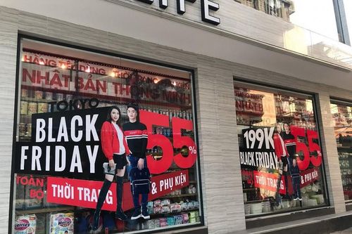Hà Nội: Nhiều hàng hóa giảm giá từ 30 - 80% trong dịp Black Friday 2022