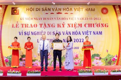 Thời trang Chancos nhận Kỷ niệm chương và Bằng khen từ Phó Chủ tịch nước