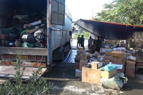 Phát hiện xe ô tô chở 120 quả pháo điện và nhiều mặt hàng không rõ nguồn gốc xuất xứ