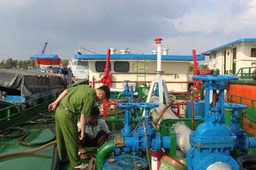Thuyền trưởng và thuyền viên hút trộm hàng trăm lít xăng đi bán