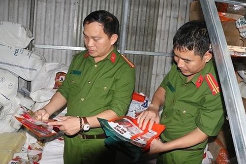 Phát hiện cơ sở sản xuất 1,2 tấn bánh kẹo không rõ nguồn gốc