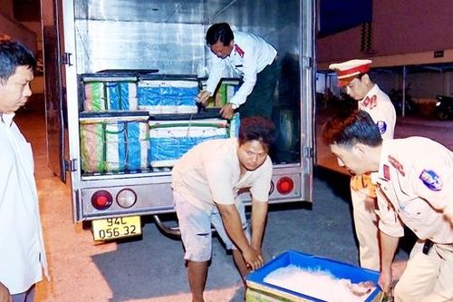 Liên tiếp phát hiện tài xế vận chuyển tôm chứa tạp chất đi tiêu thụ