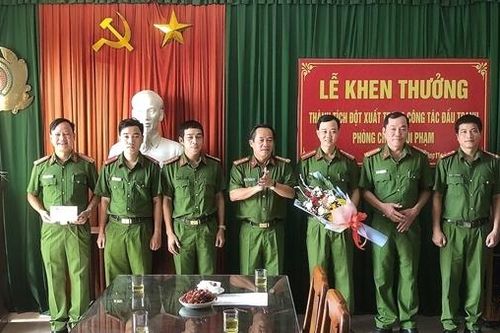Khen thưởng Công an phường Đông Ba triệt xóa 'đại lý' ma túy do 9X cầm đầu