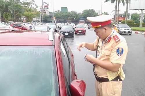 Hàng trăm phương tiện nhận thông báo phạt nguội vì đậu, đỗ sai quy định