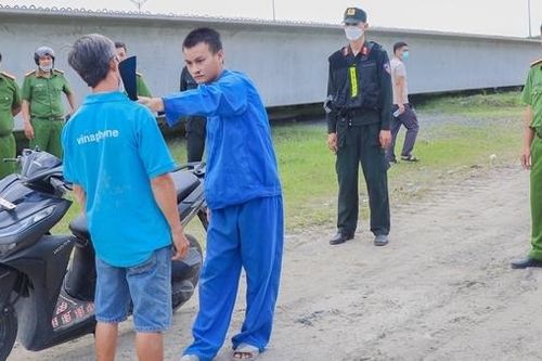 Giả vờ đồng ý quan hệ đồng giới rồi chém người cướp xe máy