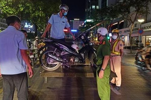 Nhiều xe máy đậu tràn lan ở phố đi bộ Nguyễn Huệ bị đưa về trụ sở Công an