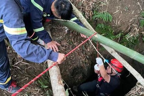Phát hiện bộ xương người dưới hang sâu, có bao tải xương động vật