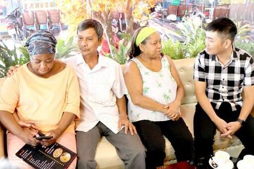Xúc động phút đoàn viên của Việt kiều Mỹ và em trai sau 47 năm thất lạc