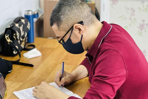 Sao Việt 18/11: NSND Công Lý luyện viết chữ mỗi ngày