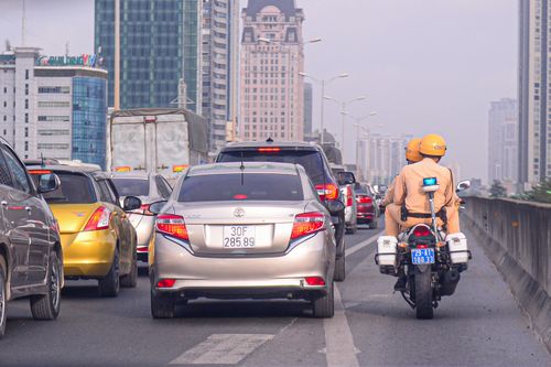Bất chấp lệnh cấm, nhiều tài xế vẫn đi vào làn khẩn cấp đường Vành đai 3 Hà Nội