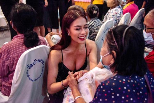 Tranh cãi chuyện dàn người đẹp Miss Grand mặc gợi cảm đi từ thiện