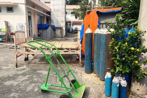 Bệnh viện ở TP.HCM chật hẹp, xuống cấp, dân vừa khám vừa lo