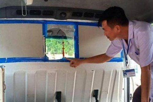 Người nhà đập vỡ kính xe cứu thương, đe dọa tài xế và điều dưỡng