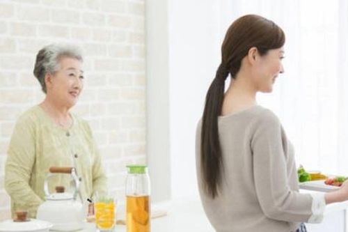 Thấy mẹ chê vợ, chồng đáp một lời khiến vợ rơi nước mắt