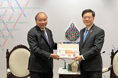 Chủ tịch nước Nguyễn Xuân Phúc gặp gỡ các lãnh đạo bên lề APEC