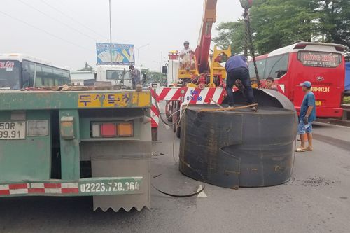 Hai cuộn thép trên xe đầu kéo rơi xuống đường ở TP.HCM