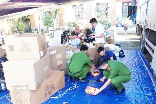 Hơn 100 quả pháo điện, đồ chơi trẻ em không rõ nguồn gốc