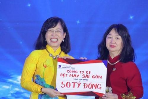 Trường Đại học Nguyễn Tất Thành trao hơn 20 tỷ đồng học bổng cho sinh viên khó khăn, học giỏi